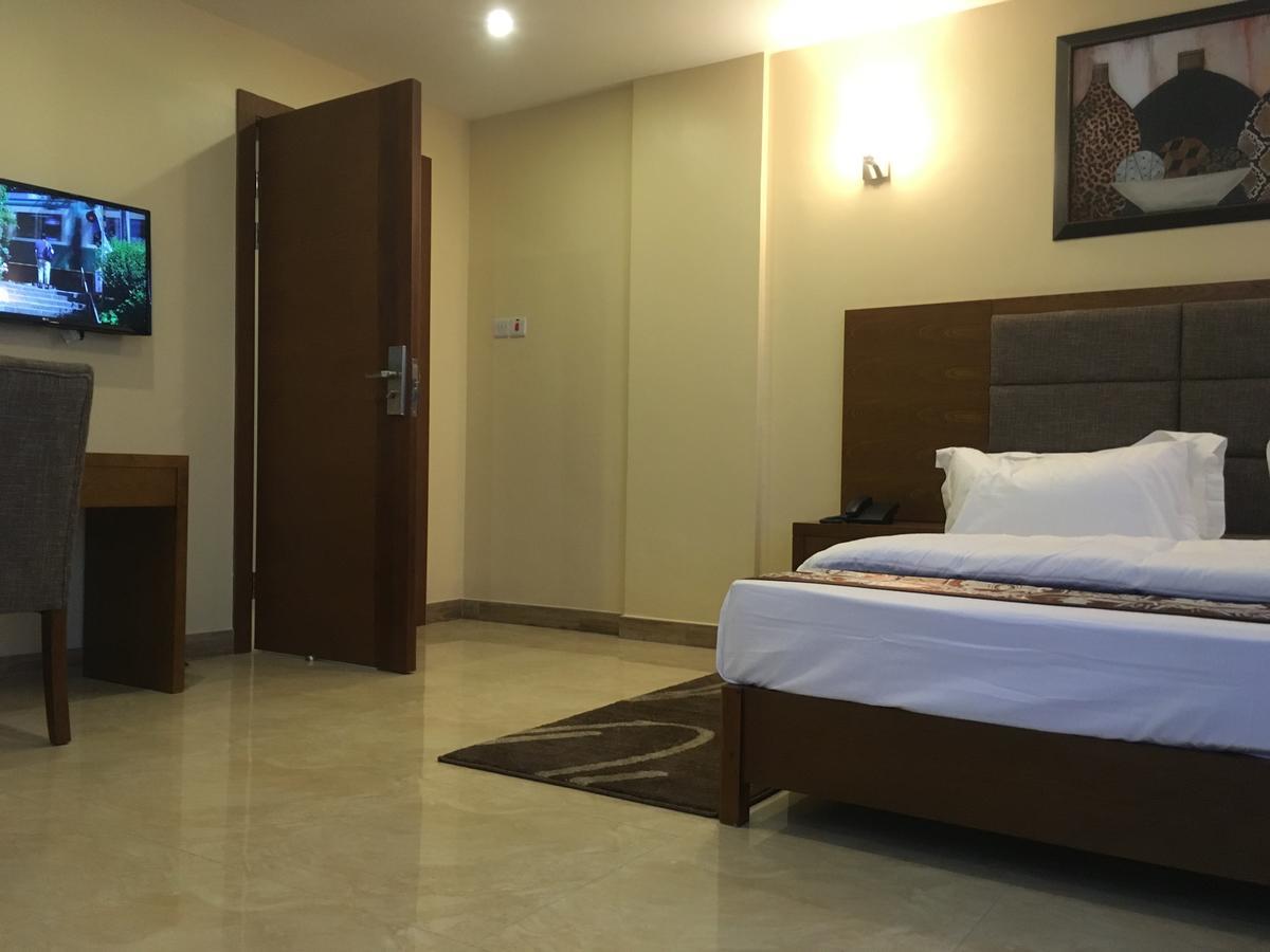 Imperial Hotel & Apartments Дар-эс-Саламе Экстерьер фото